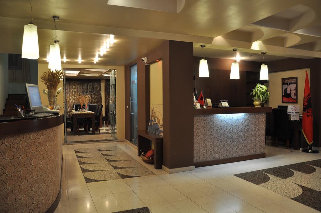 Hotel Ambasador à Vlorë Extérieur photo